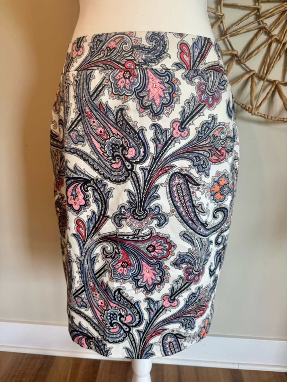 Ann Taylor White Paisley Pencil Skirt with Pink &‎ Coral Size 6
